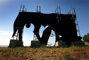 Unos desconocidos derriban el último 'toro' de Osborne de Cataluña