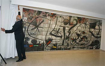 El director del Museo Guggenheim de Nueva York, Thomas Krens, descubre ayer el mural  Alicia   (1965-1967),  de Joan Miró.