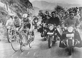 Jacques Anquetil y Raymond Poulidor (con gorra), durante su mítica ascensión de 1964, codo con codo, al Puy de Dôme.