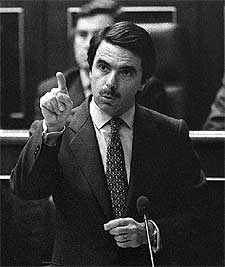 El presidente del Gobierno, José María Aznar, en el Congreso. rnrn MIGUEL GENER