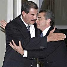 Ernesto Zedillo (derecha), presidente saliente, felicita a Vicente Fox tras su elección, el pasado 3 de julio de 2000.