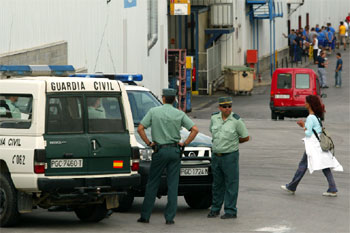 La Guardia Civil vigila el cierre patronal de Valeo en Abrera
