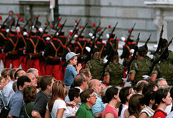 El Regimiento Asturias 31 desfila frente al Palacio Real