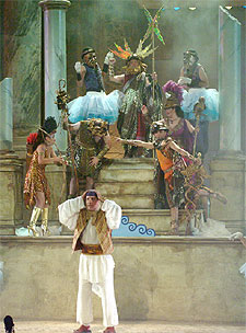 Joaquín Kremel, en una escena de  La paz  en el Festival de Mérida.