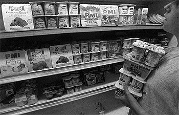 Imagen de archivo de la estantería de yogures y productos lácteos de un supermercado en Barcelona. rnrn SILVIA T. COLMENERO