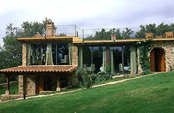 Exterior del hotel El Relojero, con sus grandes ventanales al jardín.