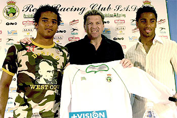 Epitié Dyowe y Juvenal Edjogo, con Dimitri Piterman en el medio, el viernes en su presentación con el Racing.