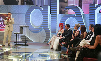 El presentador Jesús Vázquez, con algunos de los concursantes de  Hotel Glam. 