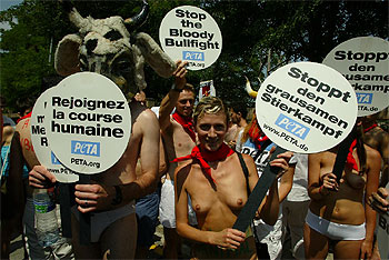 Miembros del colectivo PETA protestan ayer en Pamplona contra la fiesta de los toros.