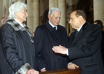 Berlusconi da el pésame a la familia Agnelli en el funeral de Giovanni, el pasado enero.