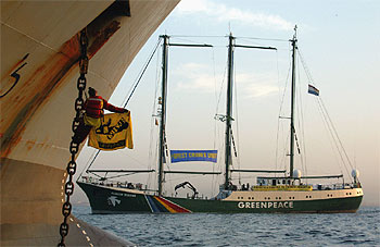 Imagen del  Rainbow   Warrior,  actualmente varado en el puerto de Valencia.