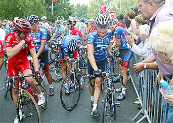 Lance Armstrong (a la derecha), a pie tras la masiva caída a pocos metros de la meta.