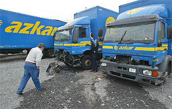 Camiones de la empresa Azkar afectados por la explosión de la bomba de ETA.