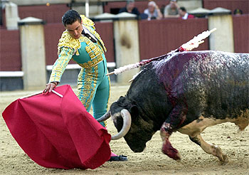José Ignacio Ramos, en su faena con el primer toro ayer en Las Ventas.