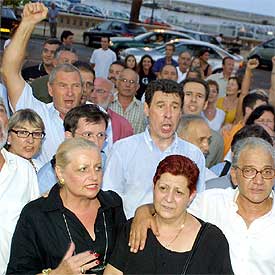 Emilio Zuccarelli (centro), alcalde de Bastia y partidario del  no,  entona la marsellesa junto a varios seguidores.