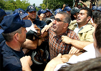 Un manifestante que protestaba contra la detención de los militares turcos se enfrenta a la policía en Ankara.