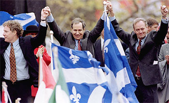 De derecha a izquierda, el primer ministro Jean Chretien, Daniel Johnson y Jean Charest durante un mitin contra la secesión de Quebec en 1995.