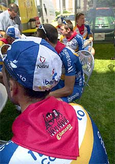 Corredores del iBanesto, con el pañuelo rojo, ayer antes de la salida.