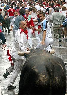 El encierro de Alcurrucén, a su paso por la calle Estafeta.