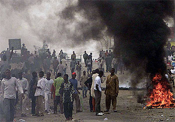 UNA HUELGA VIOLENTA AGUARDA A BUSH EN NIGERIA.