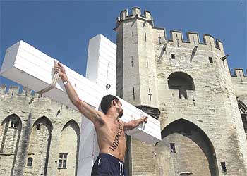 Un trabajador en huelga,  crucificado   ayer ante el palacio de los Papas de Aviñón, como protesta por  la reforma del régimen de protección social.