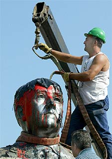 Ponteareas retira la estatua de Franco