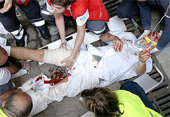 El estadounidense Al Gleen Chesson es atendido tras ser corneado por uno de los toros de Cebada Gago.