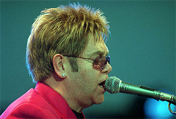 Elton John, anoche, durante su actuación en la plaza de Las Ventas de Madrid.