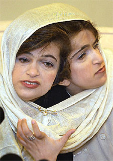 Ladan y Laleh Bijani, en una rueda de prensa en Singapur el mes pasado. rnrn REUTERS