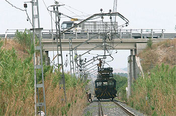 Un conductor muere tras caer a la vía