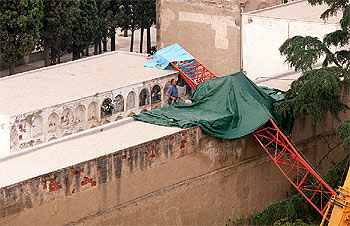 Una grúa causa destrozos en el cementerio de Badalona