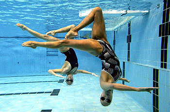 Gemma Mengual y Paola Tirados, dúo español de natación sincronizada, ensayando en el Centro de Alto Rendimiento de Sant Cugat.