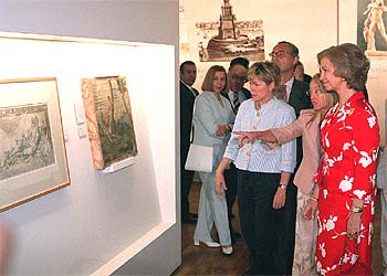 La Reina, ayer, durante la inauguración de la exposición de la Biblioteca de Alejandría en la Nacional de Madrid.