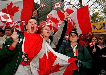 Partidarios del  no  ondean banderas canadienses en Montreal en el primer aniversario del referéndum de 1995.
