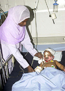 El pequeño sudanés es atendido en un hospital de Jartum ayer.