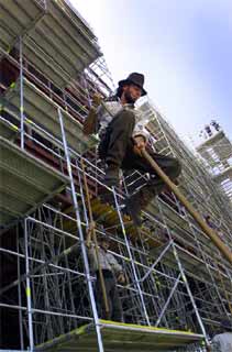 Exhibición del  salto del pastor  en la estructura del edificio Fòrum.