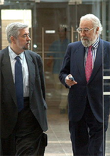 Antonio Beteta, senador popular, y Luis Eduardo Cortés, portavoz adjunto del PP en la Asamblea de Madrid, a su llegada a la Cámara autónoma.