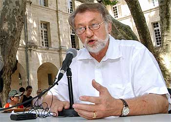 Bernard Faivre d'Arcier, durante la conferencia de prensa en la que anunció ayer la suspensión del Festival de Aviñón.