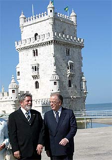 Lula, a la izquierda, en Lisboa con el presidente portugués, Sampaio.