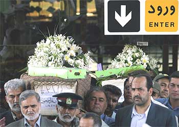 Los ataúdes de Ladan y Laleh Bijani, a hombros de amigos, a su llegada ayer al aeropuerto de Teherán.