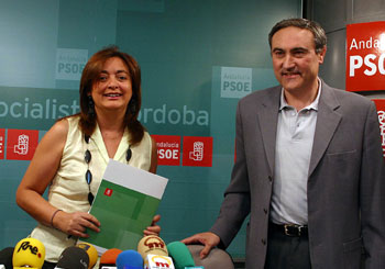 Mar Moreno, ayer, junto al secretario general del PSOE de Córdoba, José Antonio Ruiz Almenara.