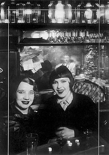 'Prostitutas en un bar, bulevar Rochechouart' (1932), del fotógrafo húngaro Brassaï.