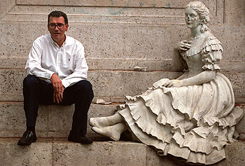 El escritor colombiano Darío Jaramillo (Antioquia, 1947), autor de 'El juego del alfiler'.