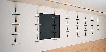 La instalación  Sin título  (1984), de Jannis Kounellis, en la colectiva  Huellas de luz  (colección CGAC).