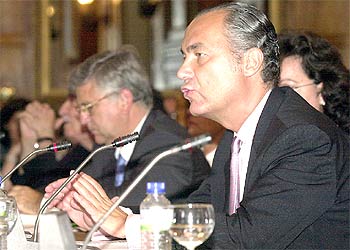 De izquierda a derecha, el director del curso, Antonio Basanta, que leyó la  Declaración del Palacio de la Magdalena;  la vicerrectora de la UIMP Montserrat Casado y Luis Alberto de Cuenca.