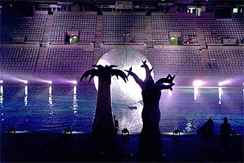 Un momento del ensayo de la ceremonia de inauguración de los  Campeonatos del Mundo de natación, en el Palau Sant Jordi.