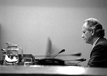 El presidente del Parlamento vasco, Juan María Atutxa, durante una sesión plenaria de esa Cámara. rnrn PRADIP J. PHANSE