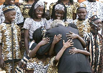 Bush busca el apoyo de Uganda en su guerra contra el terrorismo