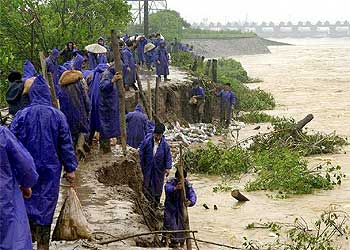 Voluntarios construyen una represa en el río Lushui, afluente del Yangtsérnrn, para contener la crecida de las aguas.