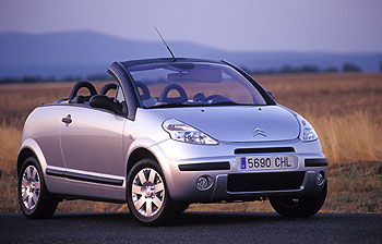 El C3 Pluriel tiene una imagen sugerente y original. Mantiene el estilo del C3, pero con unas formas más abombadas y sólo dos puertas. Además destaca el diseño del frontal y la inclinación del parabrisas.